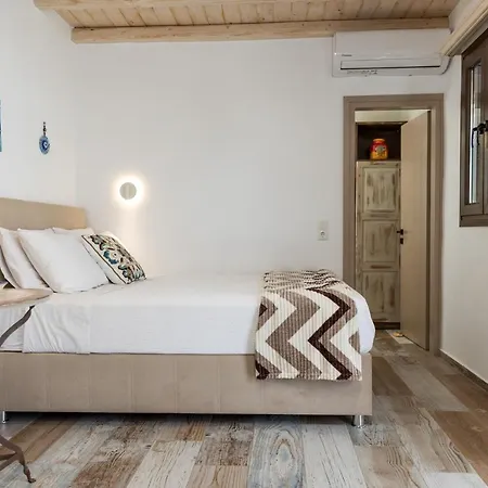 Elizabeth's Small * Naxos City