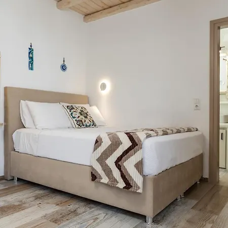 Elizabeth's Small * Naxos City