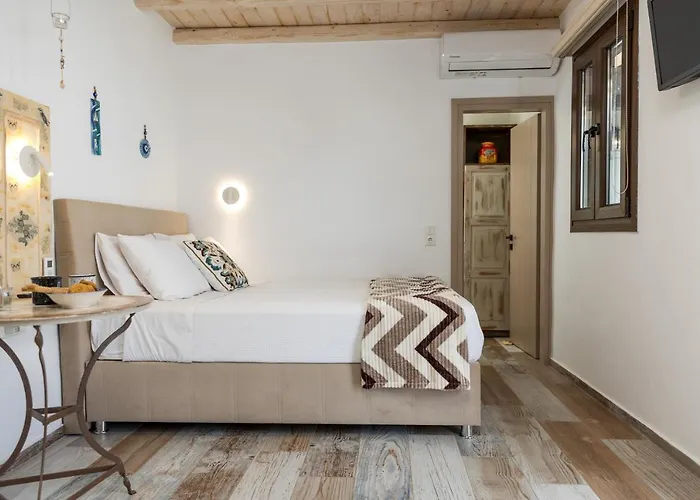 Elizabeth's Small * Naxos City