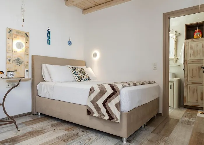 Elizabeth's Small * Naxos City