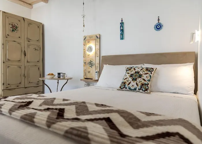 Elizabeth's Small * Naxos City