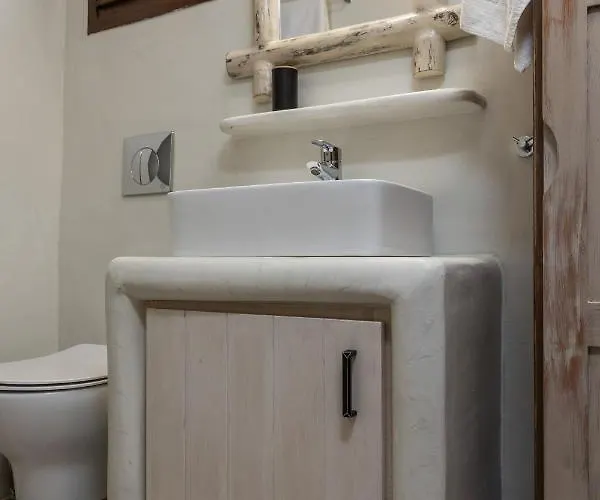 Elizabeth's Small * Naxos City